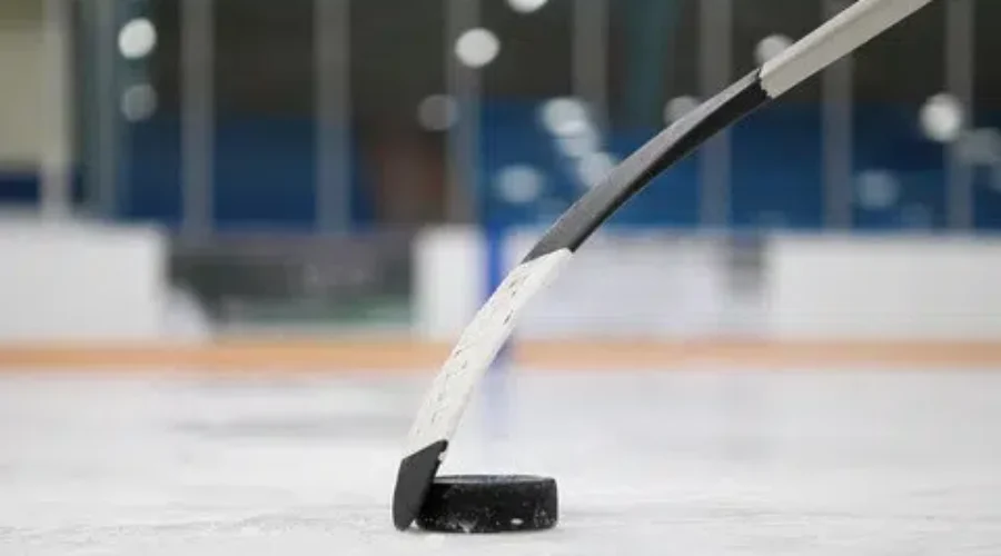 Mooseheads Edge Huskies in Game 1