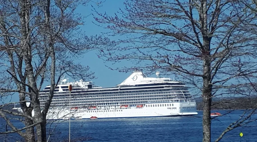 Cruise Ship Comes To Shelburne