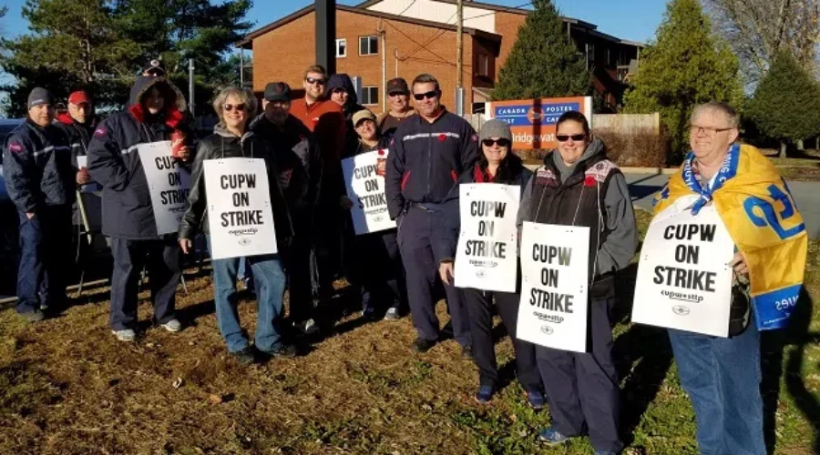 Postal Workers Striking In South Shore