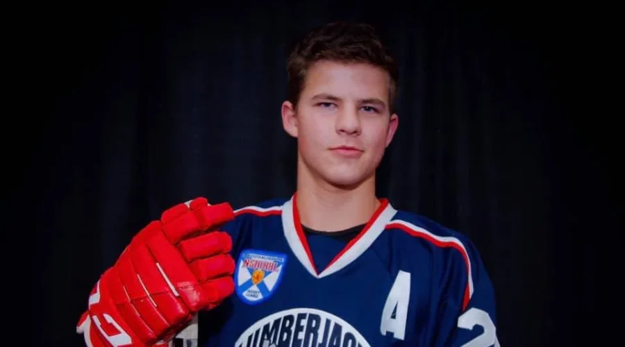 Queens Hockey Teams Support Young Player Diagnosed With Cancer