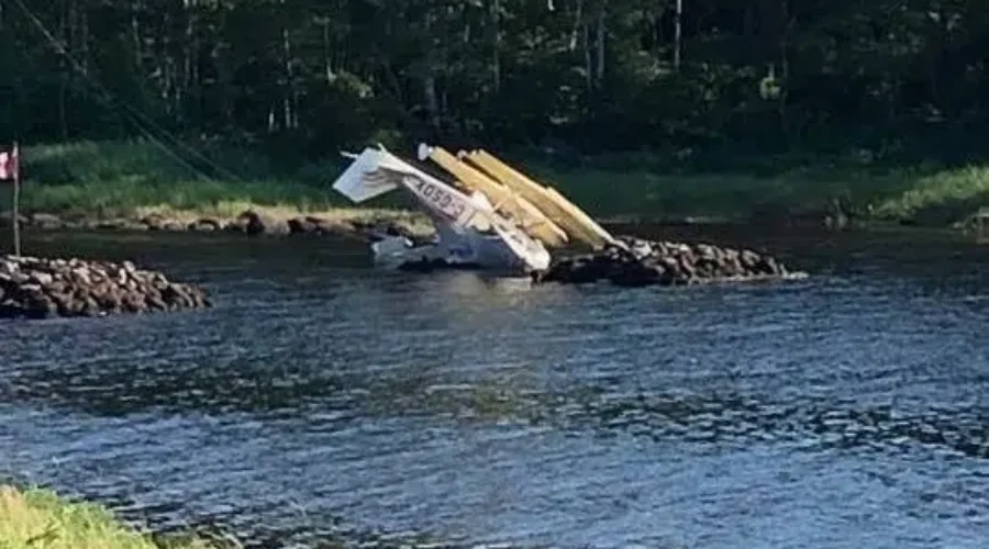 Float Plane Crashes In New Germany