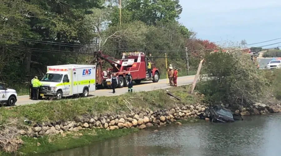 HWY 3 Closed as RCMP Recover Car From Water Near Mahone Bay