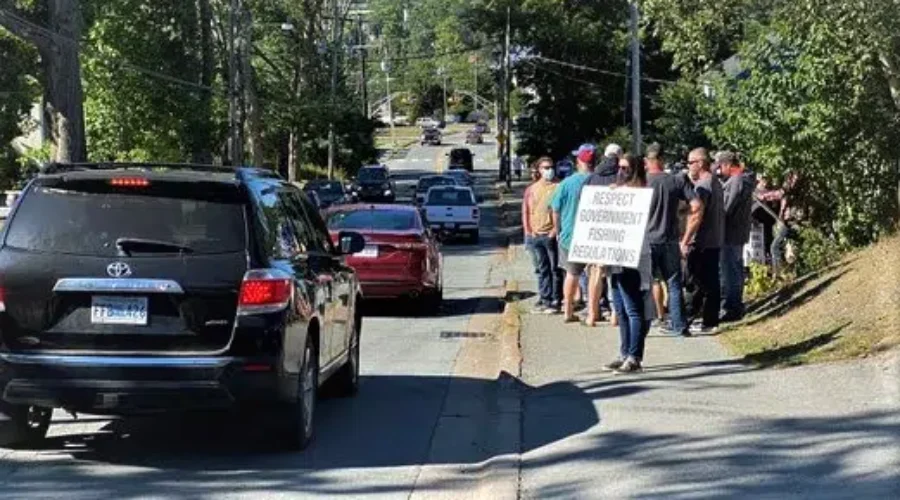 Lack of DFO Enforcement Leaves Protesters Demanding Action From Federal Minister