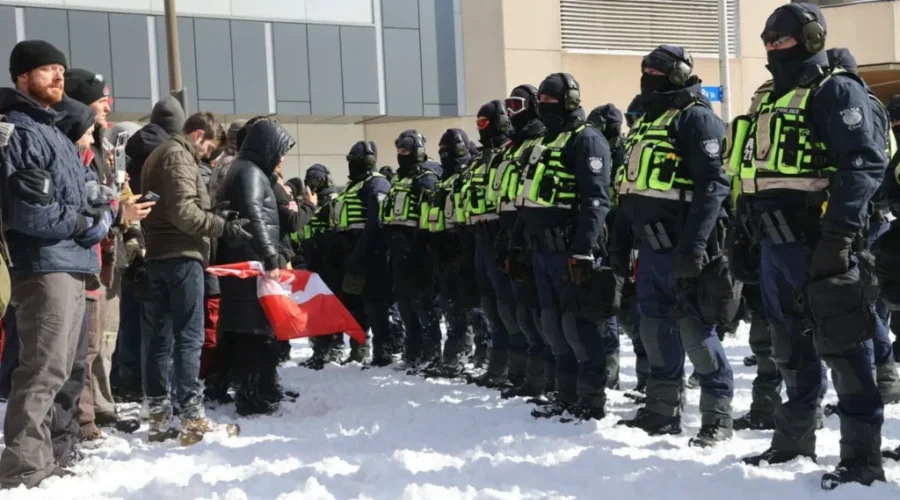 Police Move To End Ottawa Protest