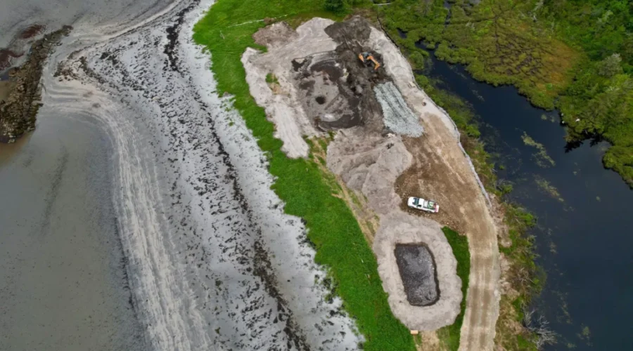 Eagles Head Beach residents rally against Peter Kelly’s new home construction