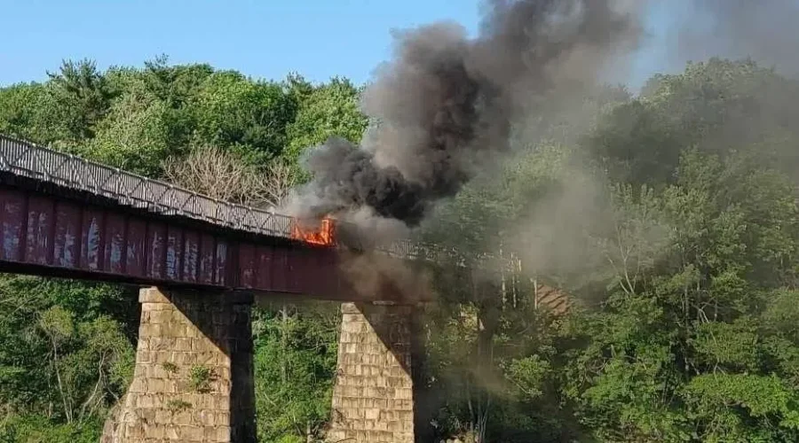 Crews quickly contain fire on Trestle Trail bridge