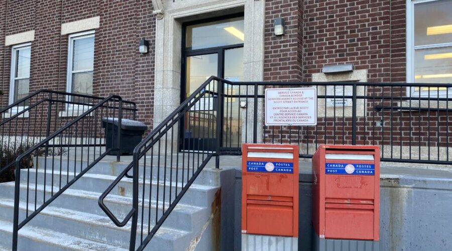 Canada Post strike continues as mediator joins talks