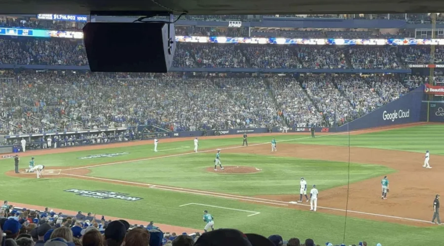 Blue Jays win Game Four, tie series at 2-2