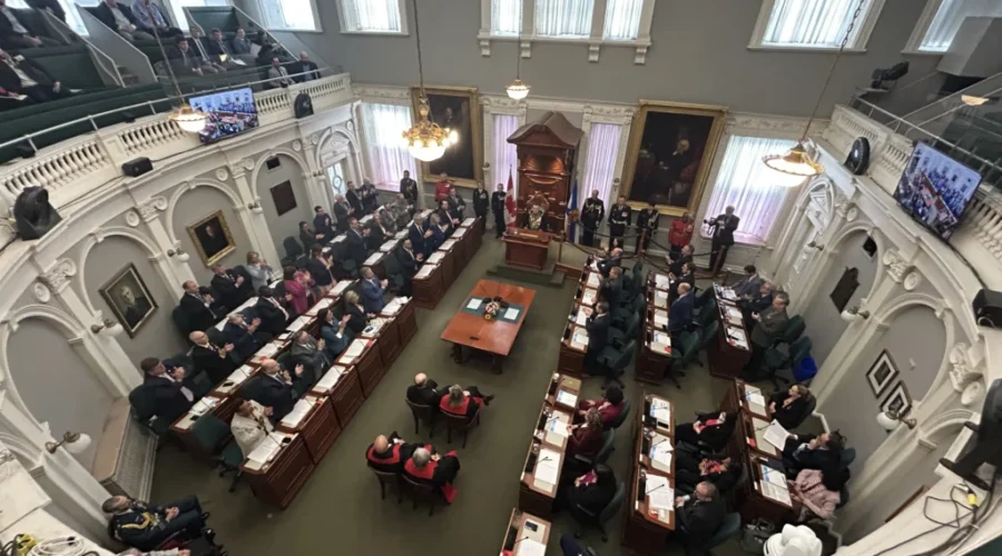 Independent MLA says 30‑day notice for Legislature sitting meets rules but fails transparency test