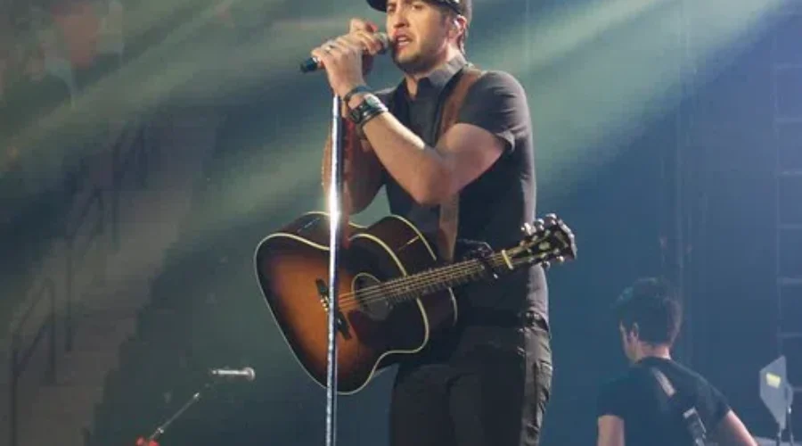 WATCH: Luke Bryan Shares A Preview Of His “Born Here Live Here Die Here’ Deluxe Album During A Livestream Performance!!