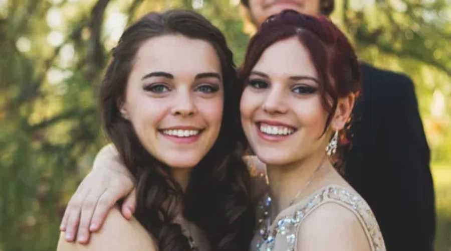 Will The “Photobomb” Pose Be Part Of The ‘New Normal’??