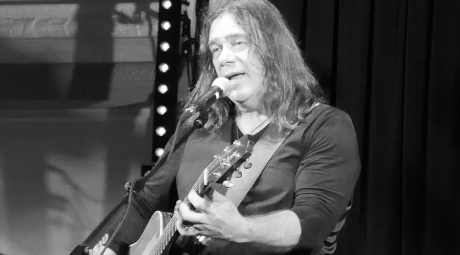 WATCH: NFLD’s Alan Doyle Shows Everyone How To Do The TikTok Sea Shanty Trend!!