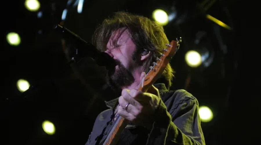 LISTEN: Ronnie Dunn Covers Eric Clapton!