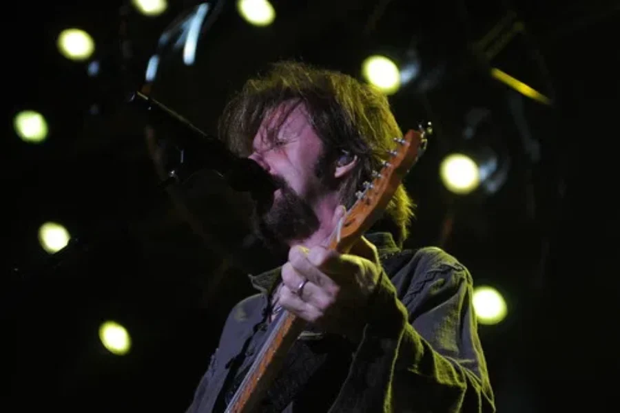 LISTEN: Ronnie Dunn Covers Eric Clapton!