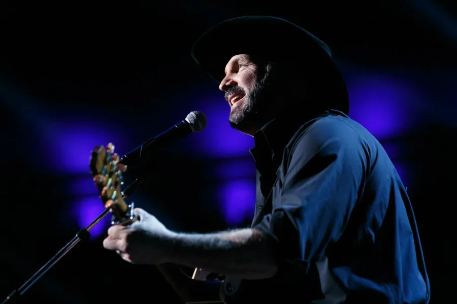 Garth and Trisha Live. A Holiday Concert Event, Will Air This Weekend.