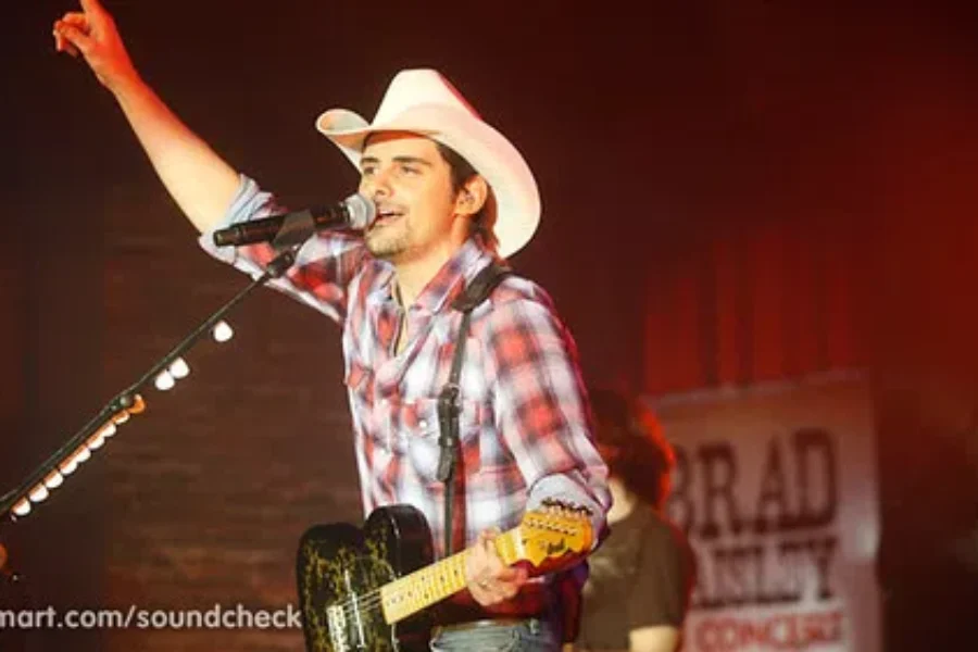 Brad Paisley Steps Up His Game…Giving Fans A Full Band Concert On His Socials!