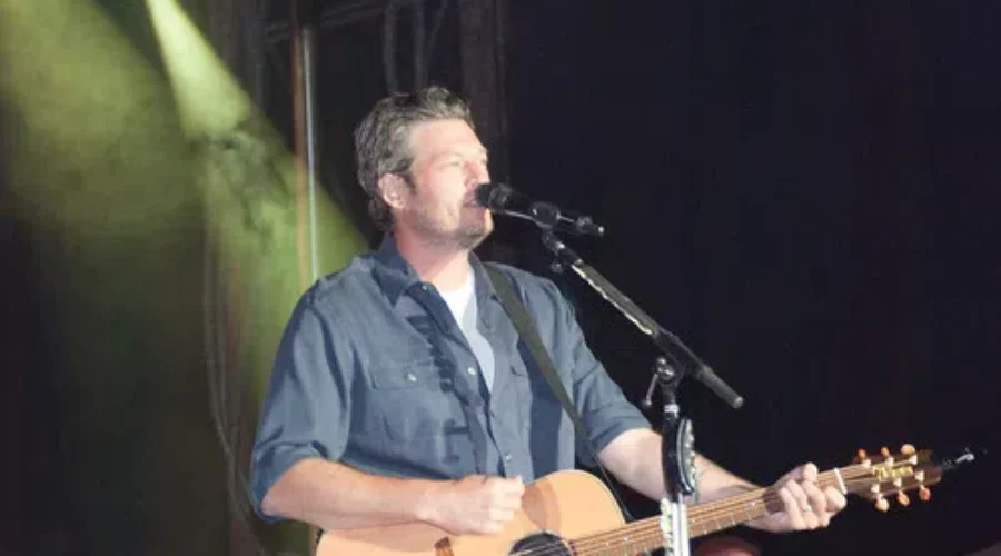 WATCH: Blake Shelton And Gwen Stefani Dishing Out #RelationshipGoals!