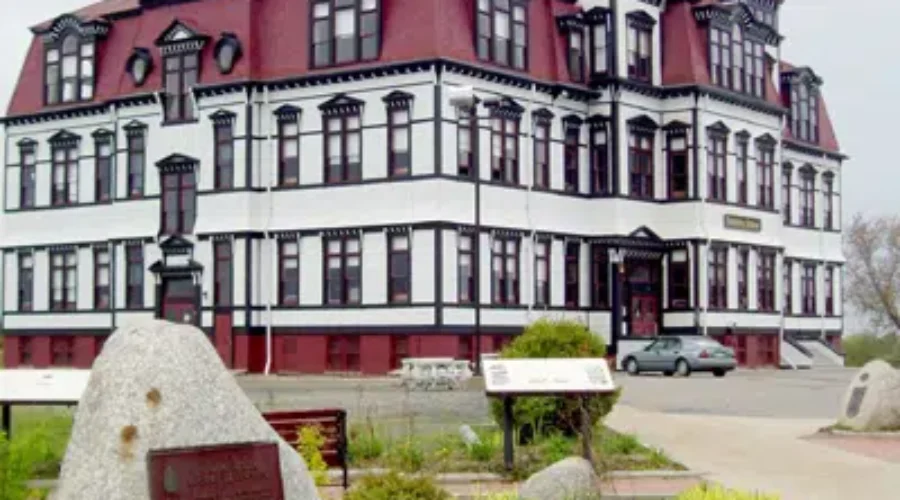 Lunenburg council weighs options for Lunenburg Academy roof