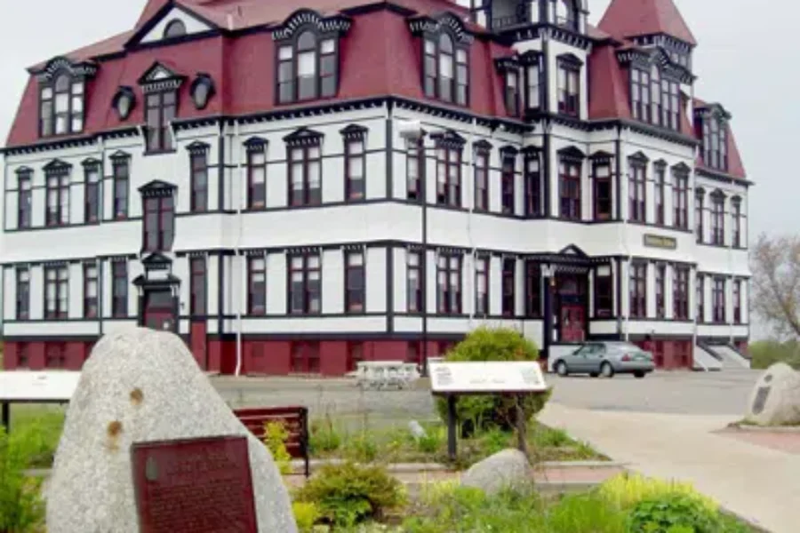 Lunenburg council weighs options for Lunenburg Academy roof