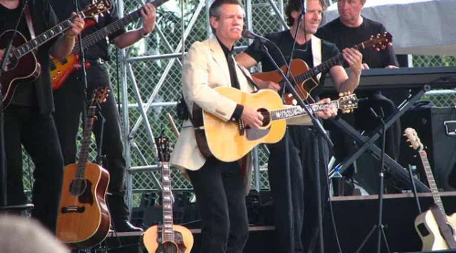 WATCH: Randy Travis Joins Josh Turner For “Forever And Ever Amen”.