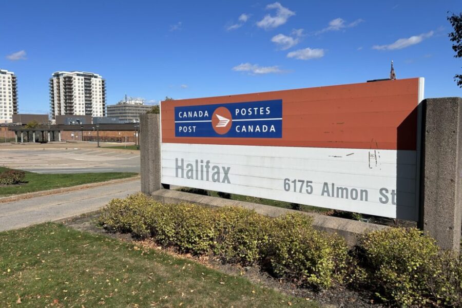 Canada Post loses record $1.57B in 2025